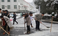 市二院組織職工清掃積雪，保障患者通行